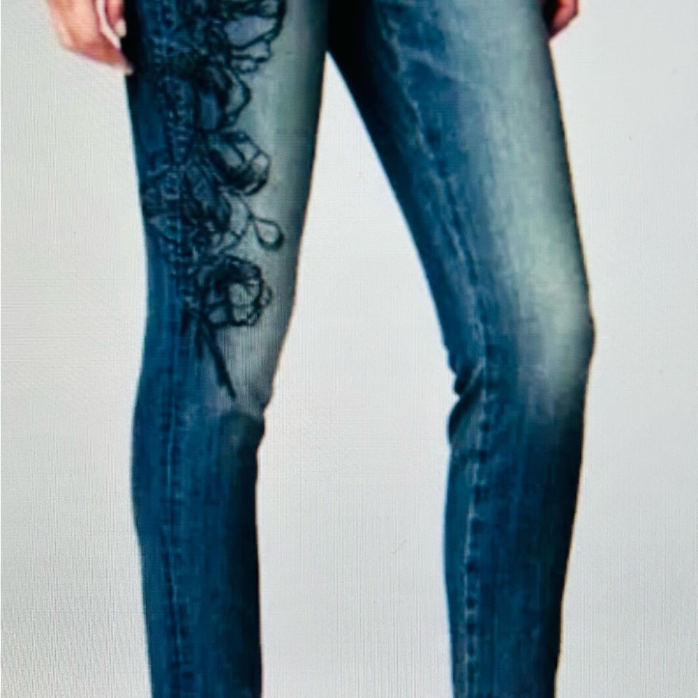 Vera Wang Blue Skinny Jeans with Intricate Embroidery